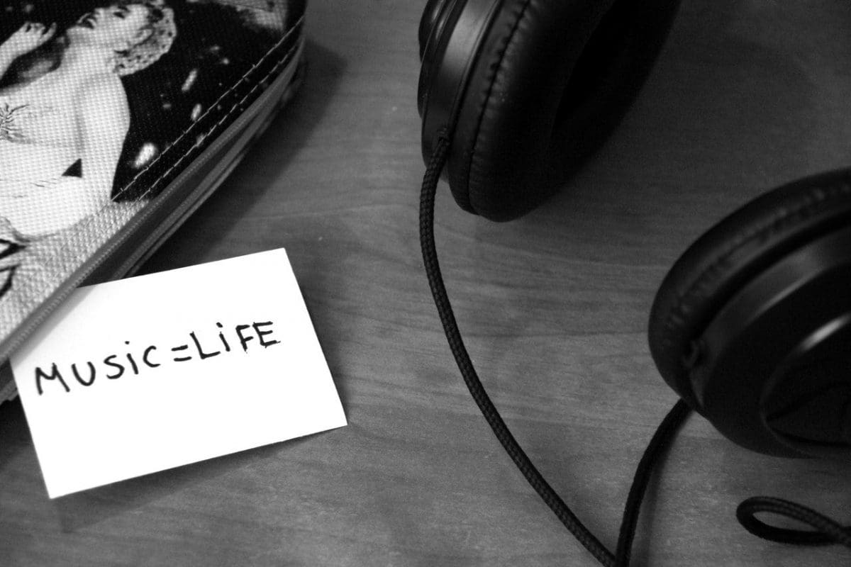 black-and-white-headphones-life-3104-2