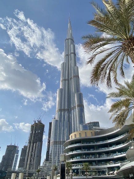 Why is Dubai attractive for living and why does everyone strive to go there?